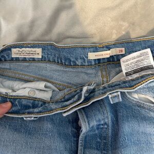 Levi’s wedgie straight size 28